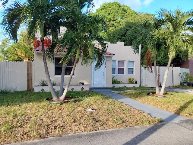 view of front facade featuring a front yard