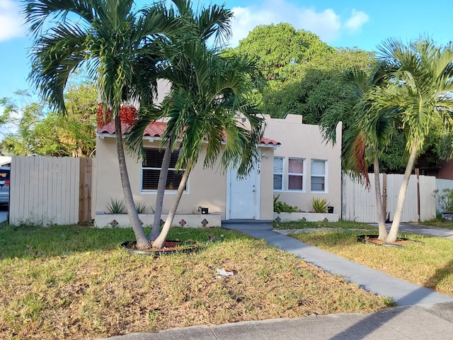 view of front of home featuring a front yard