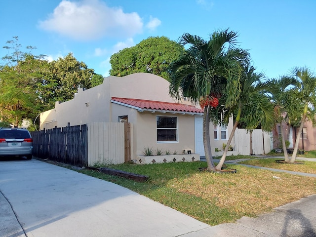 view of front facade featuring a front yard