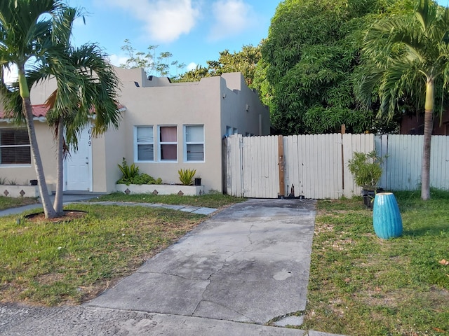 view of front of home featuring a front lawn