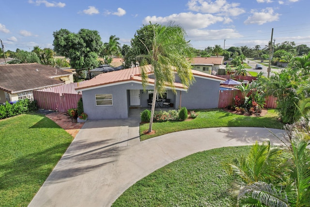 view of front of property featuring a front lawn