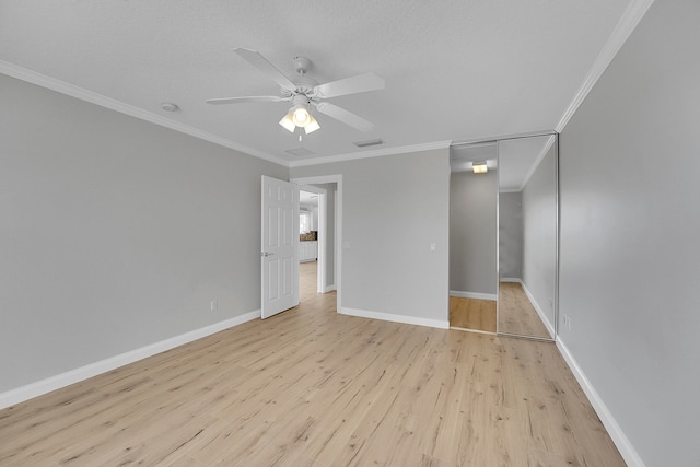 spare room featuring ornamental molding, light hardwood / wood-style floors, and ceiling fan