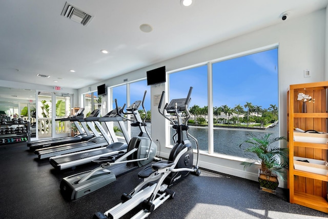 exercise room with baseboards, visible vents, and recessed lighting