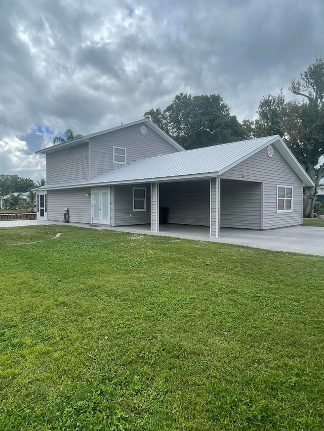 view of front of property with a front lawn