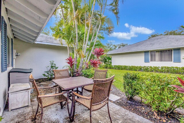 212 Club Dr, Palm Beach Gardens, FL 33418 - view of patio with outdoor dining area