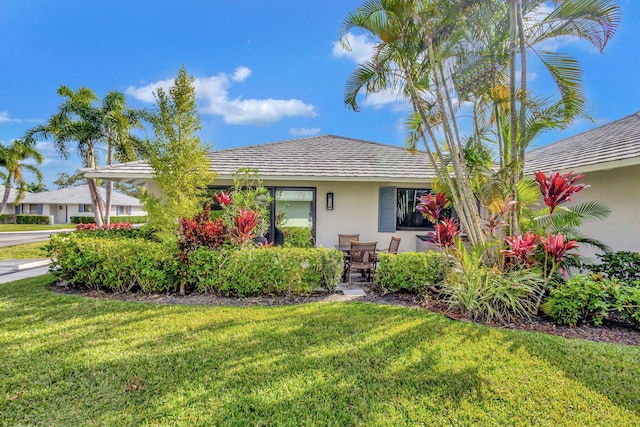212 Club Dr, Palm Beach Gardens, FL 33418 - view of front facade with stucco siding and a front yard