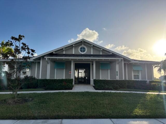 view of front of property with a lawn