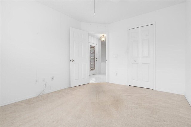 unfurnished room featuring ceiling fan and light colored carpet