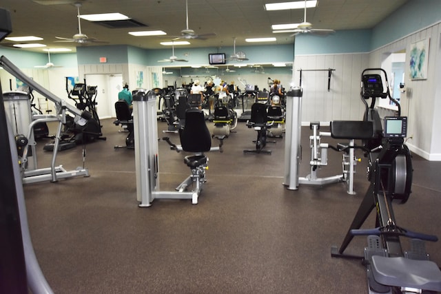 exercise room with ceiling fan