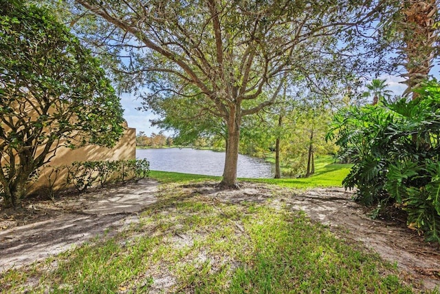 view of yard featuring a water view