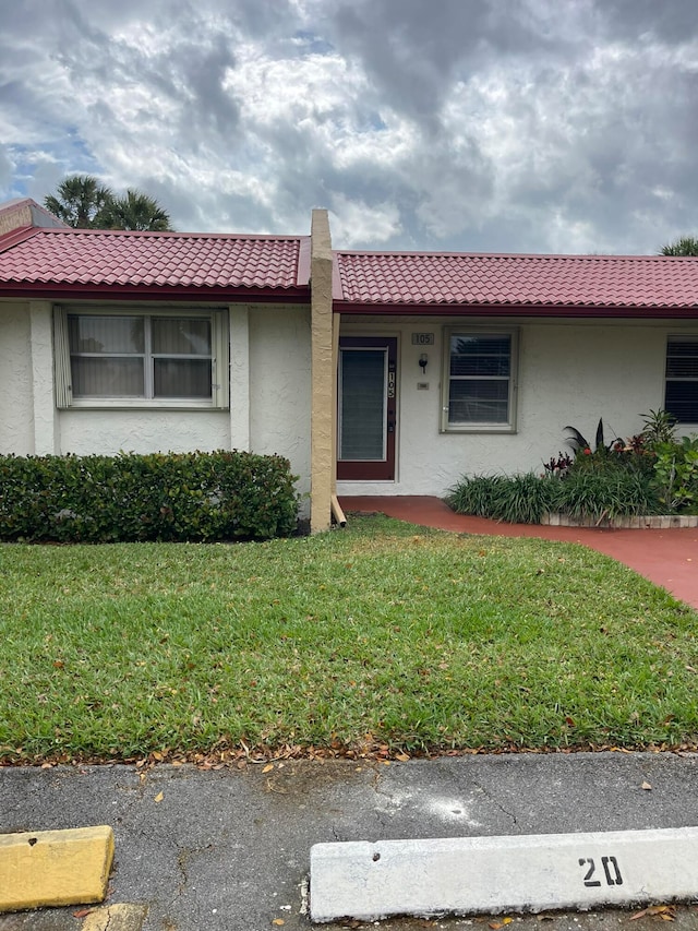 view of front of property featuring a front yard