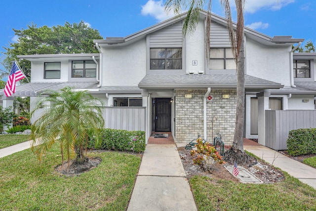 townhome / multi-family property featuring a front yard