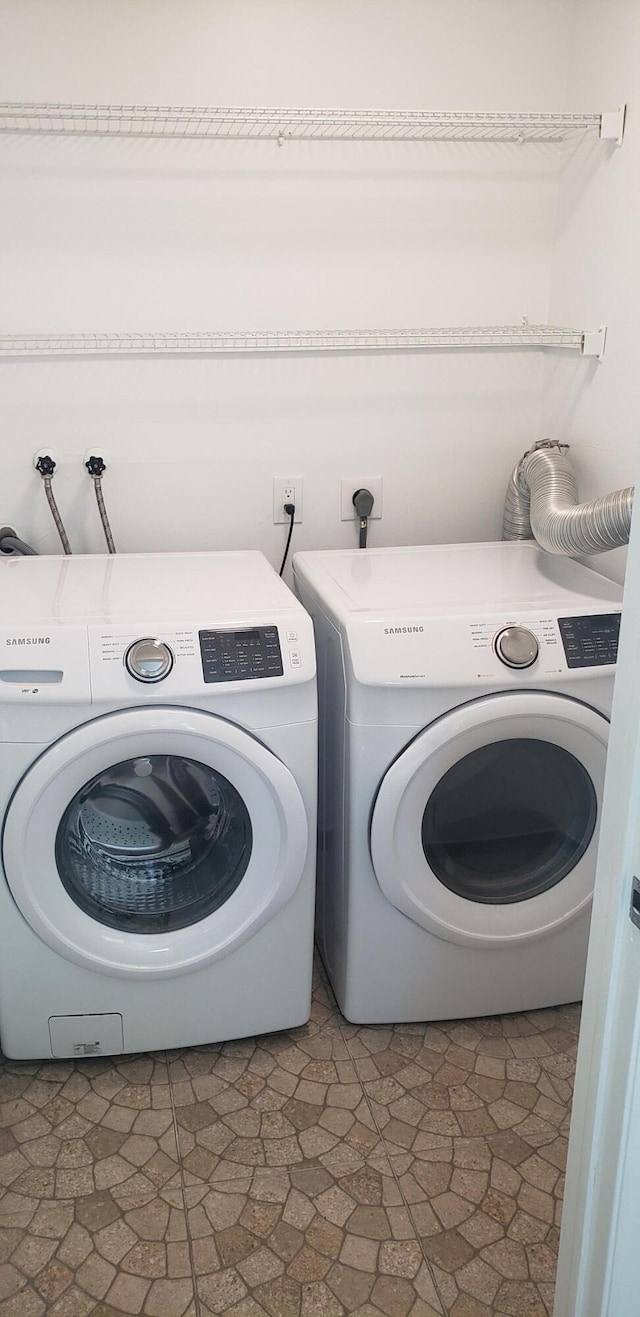 laundry area featuring dark tile patterned floors and independent washer and dryer