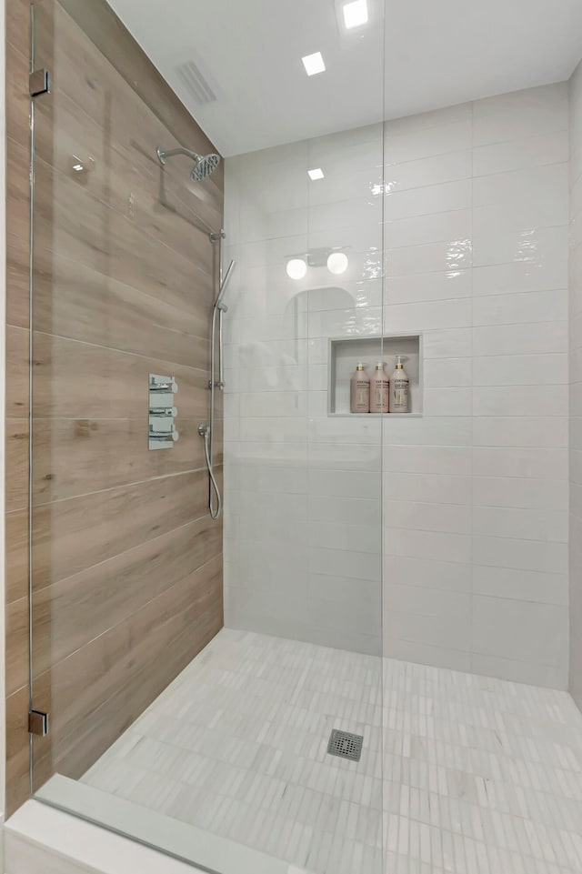 bathroom featuring a tile shower