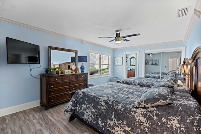 bedroom with ornamental molding, a closet, light hardwood / wood-style floors, and ceiling fan