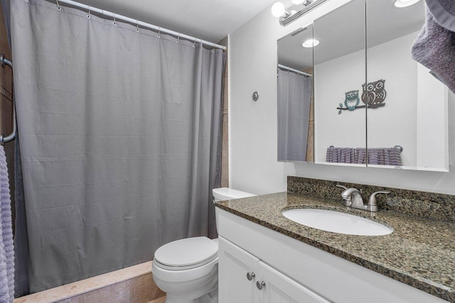 bathroom with a shower with curtain, vanity, and toilet