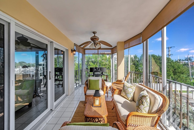 sunroom with ceiling fan