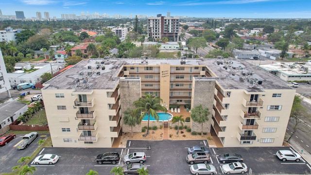 view of urban area featuring a pool