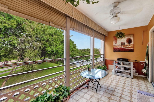 sunroom with ceiling fan