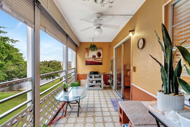 sunroom with ceiling fan