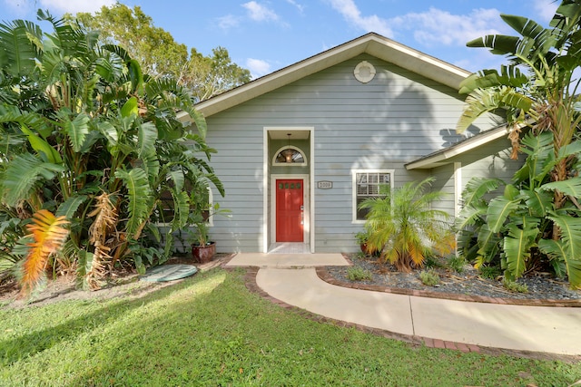 view of front of house featuring a front yard