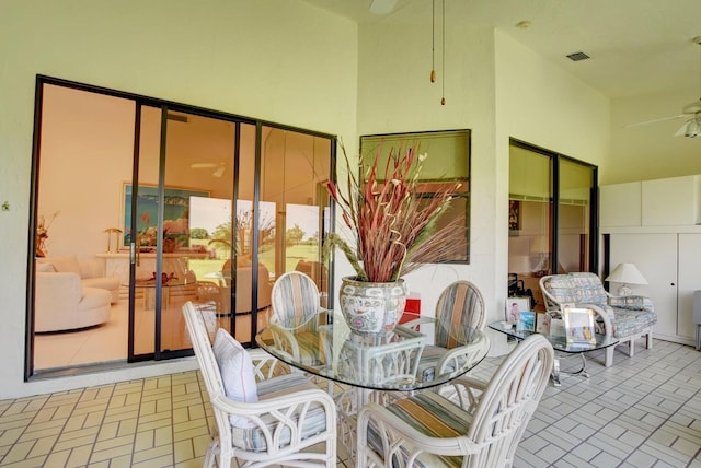 sunroom with ceiling fan