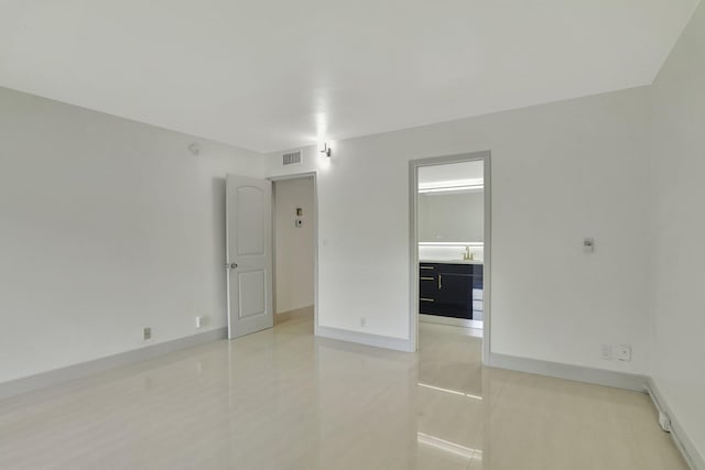 spare room featuring light tile patterned floors