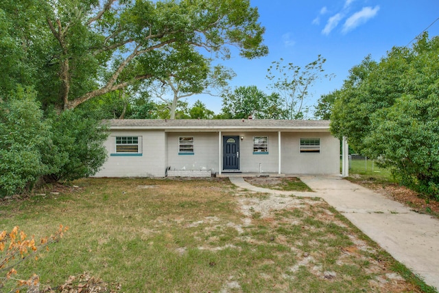 view of front of property featuring a front yard