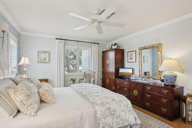 bedroom featuring light hardwood / wood-style floors, ceiling fan, and crown molding