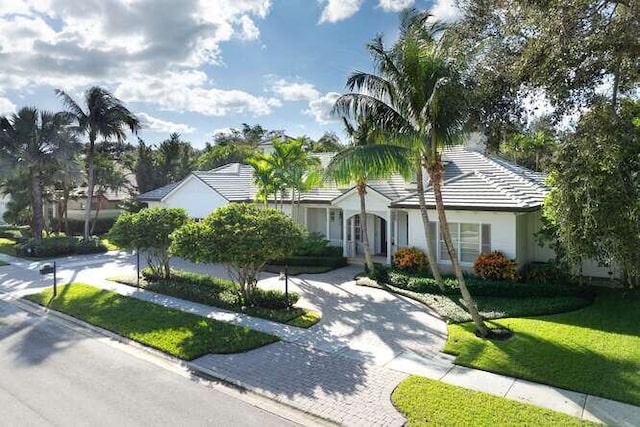 view of front facade with a front yard