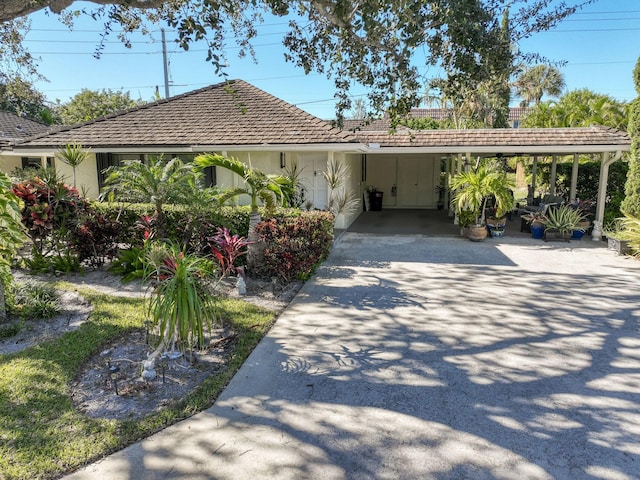 view of front facade featuring a carport