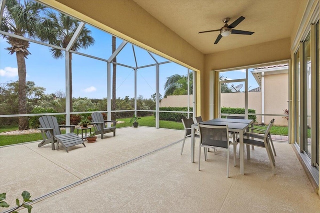 sunroom with ceiling fan