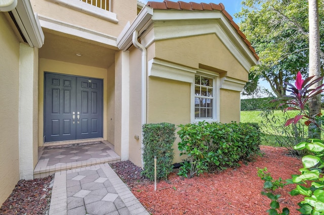 entrance to property featuring covered porch