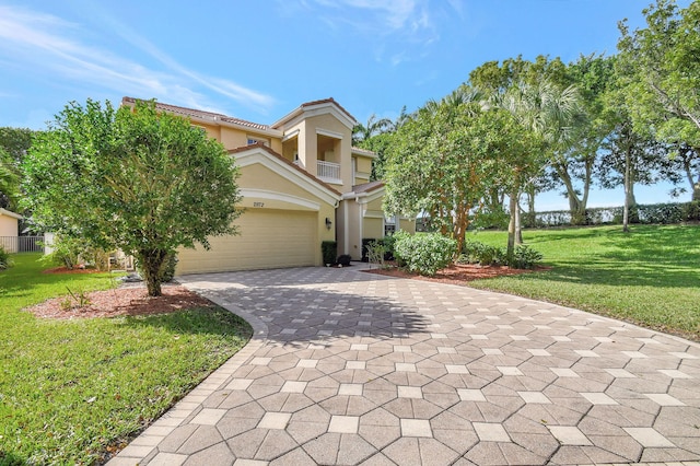 view of front facade featuring a garage and a front yard