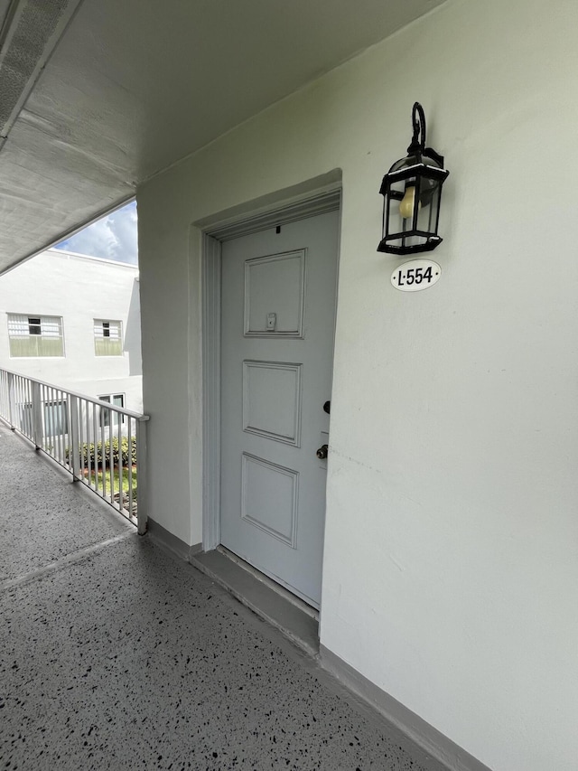 property entrance featuring a balcony