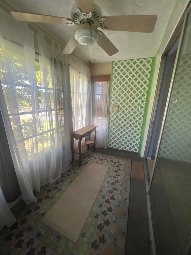 sunroom with ceiling fan