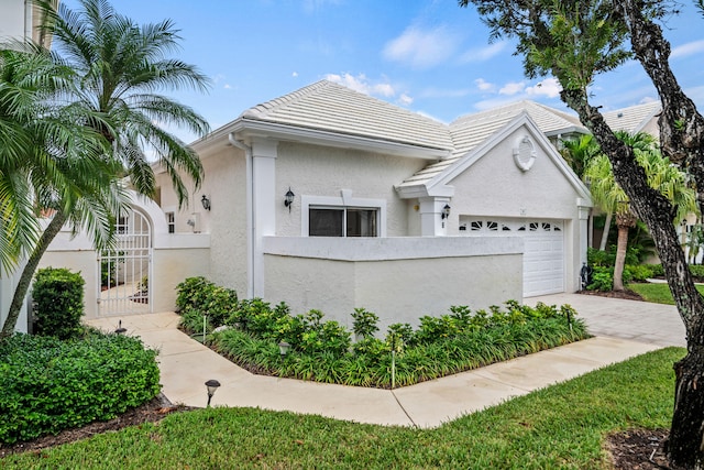 view of front facade featuring a garage