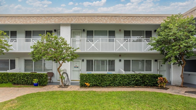 view of front of house featuring a front yard