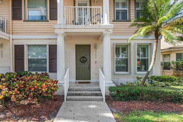 property entrance featuring a balcony