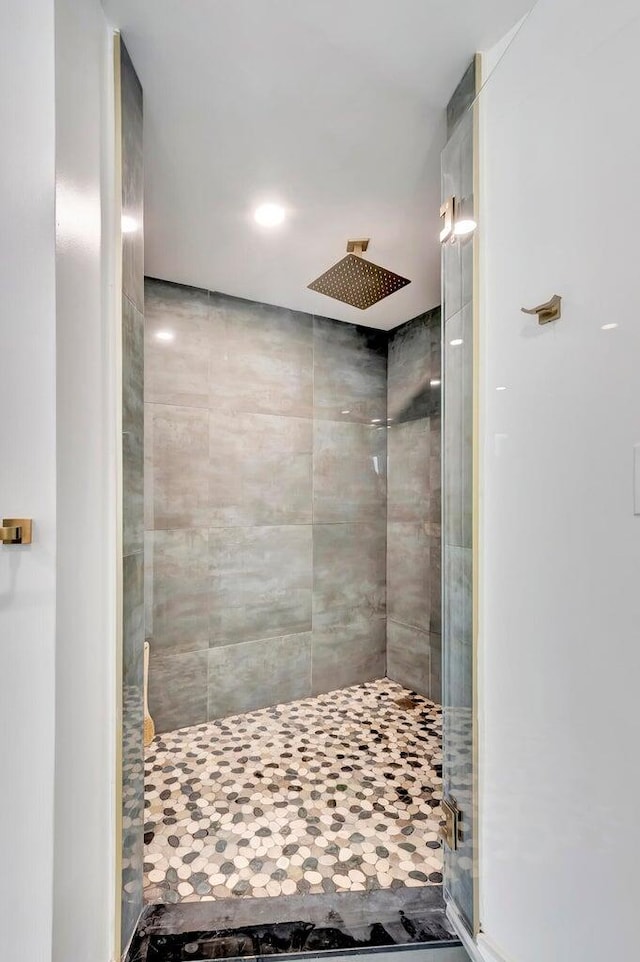 bathroom featuring tiled shower