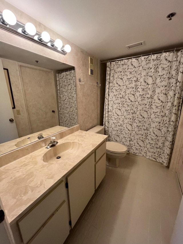 bathroom featuring a shower with curtain, vanity, and toilet