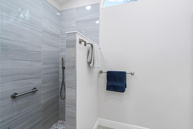 bathroom featuring a tile shower