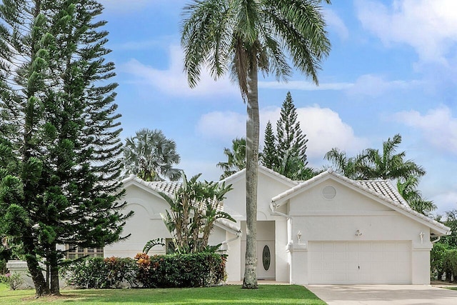 view of front facade featuring a garage and a front yard