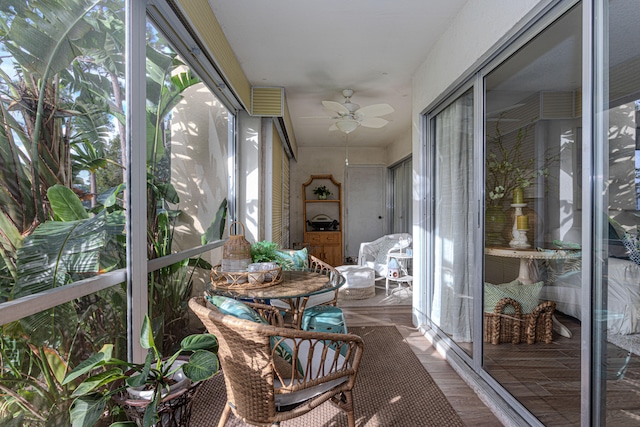 sunroom with ceiling fan