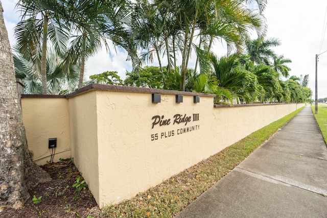 view of community / neighborhood sign