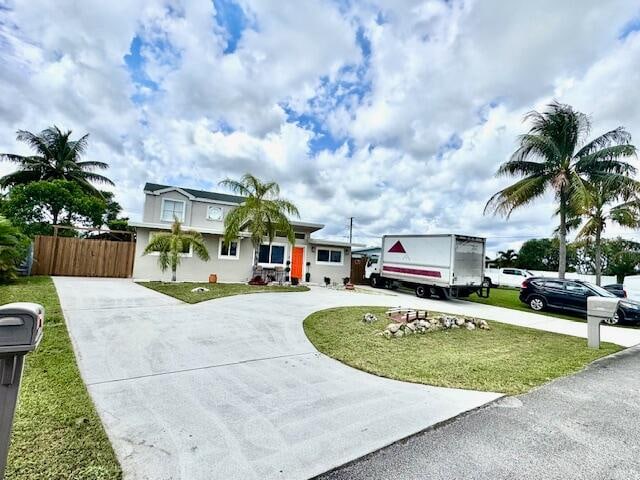 view of front of house featuring a front lawn