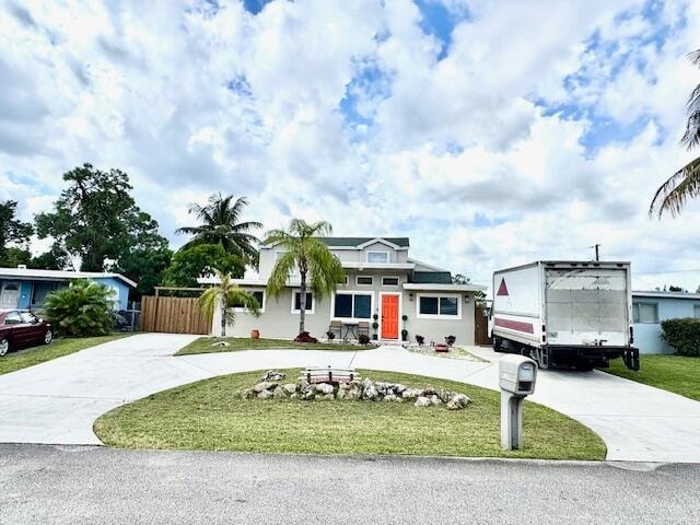 view of front facade featuring a front yard