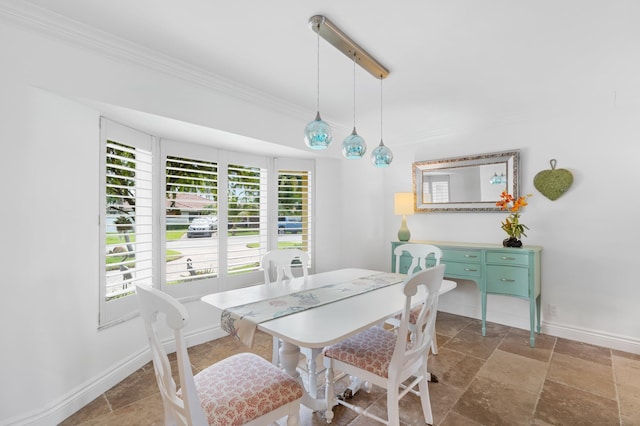 dining area with ornamental molding