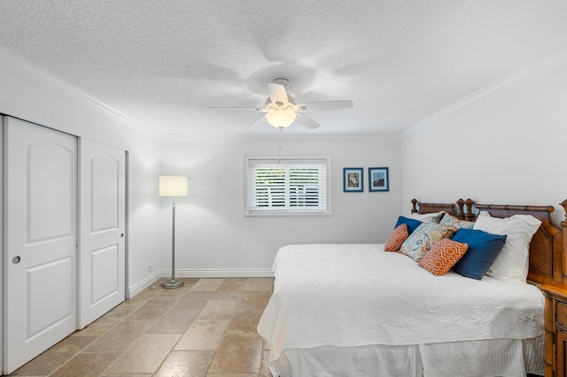 bedroom featuring ceiling fan, ornamental molding, a textured ceiling, and a closet