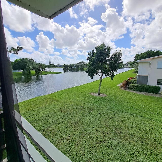 view of yard featuring a water view